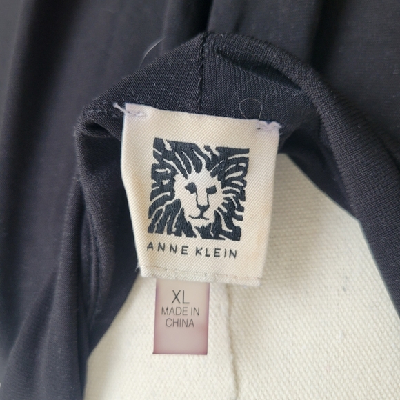 Sophisticated Anne Klein blouse - Picture 7 of 8